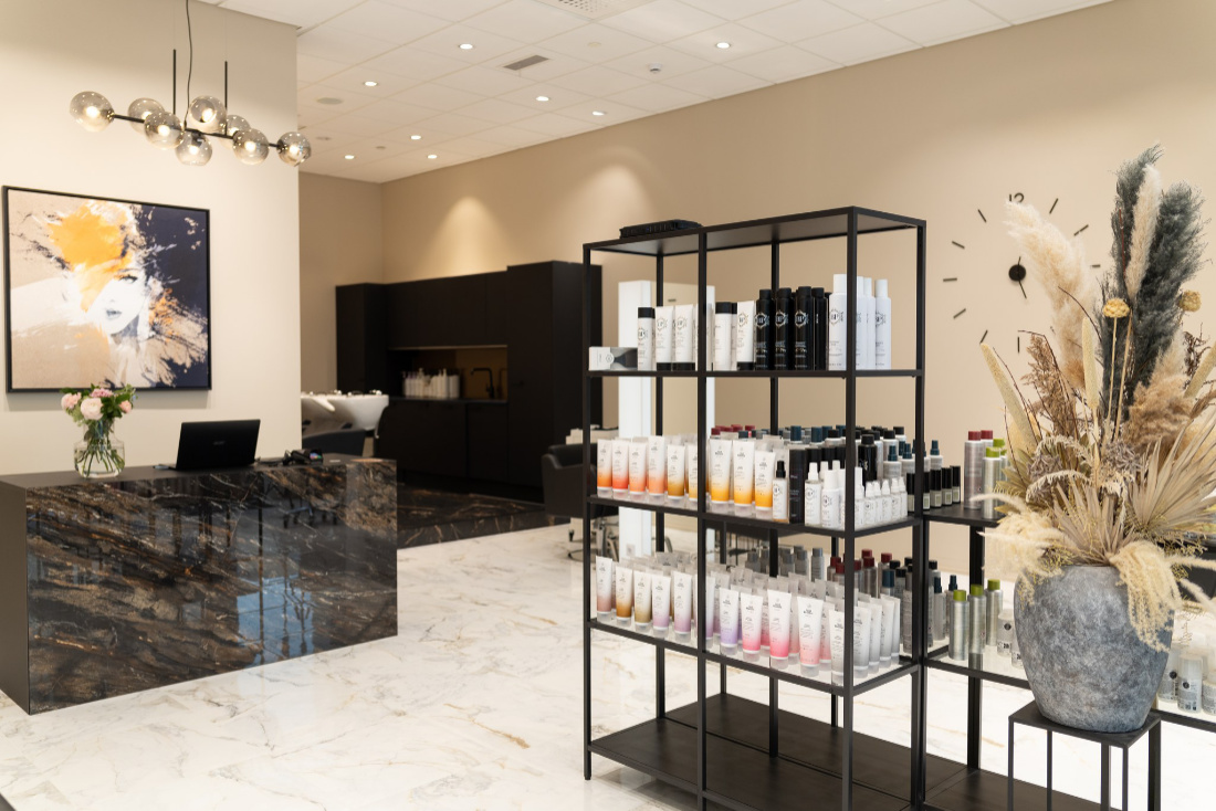 Kampaamo Salon Hot Hair avattiin Espoon Tapiolaan vuonna 2009.