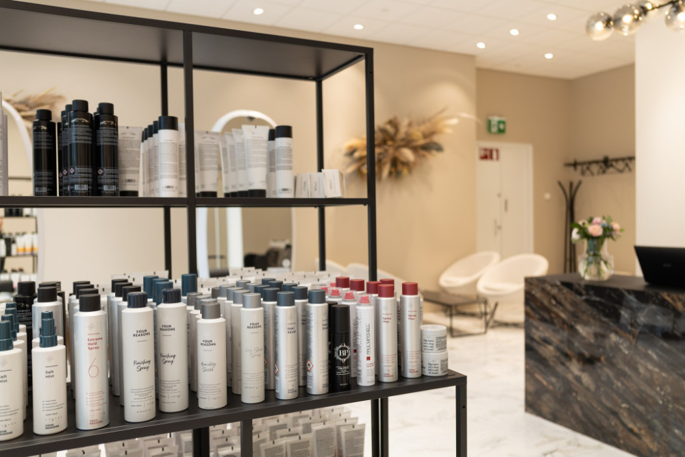Salon Hot Hairista saat myös laadukkaat kampaamotuotteet.
