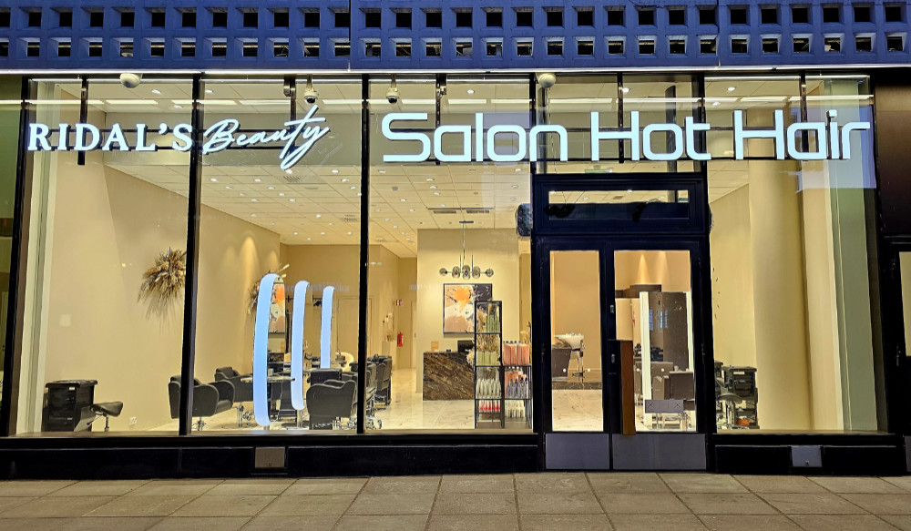 Salon Hot Hair, Kauppakeskus Ainoa, 2. kerros, Länsituuli 5 - sisäänkäynti kävelykadulta.